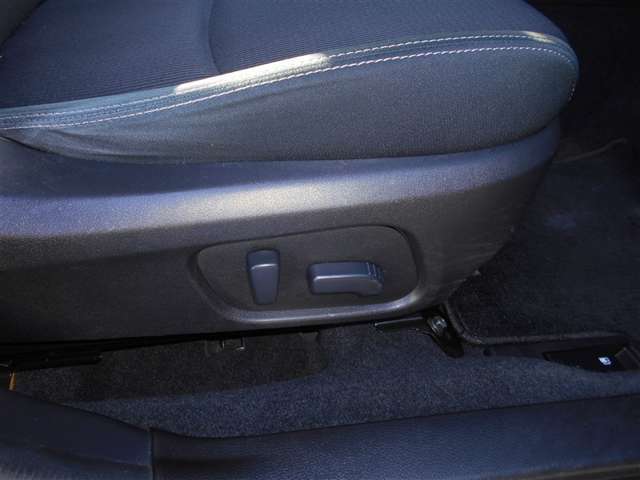 パワーシート付いています！　座る方に合わせて位置を微調整できます！！