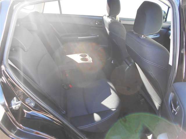 後席足元も広々空間！！