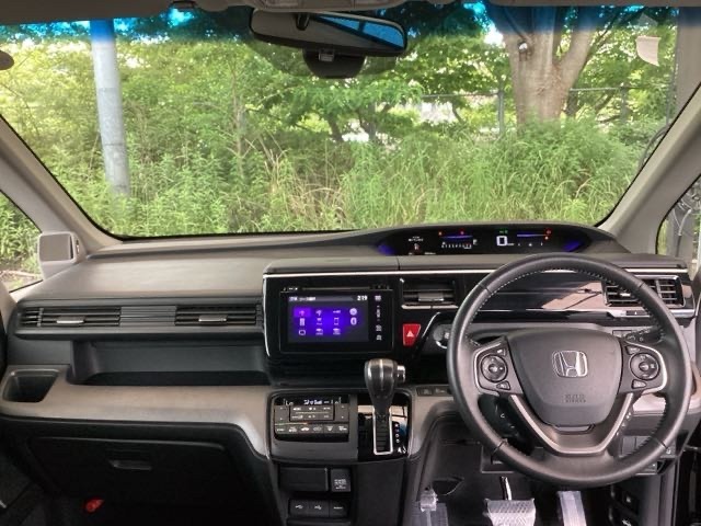 フロントガラスが大きく、ワイドな視界で運転もしやすくなるように、設計されています。