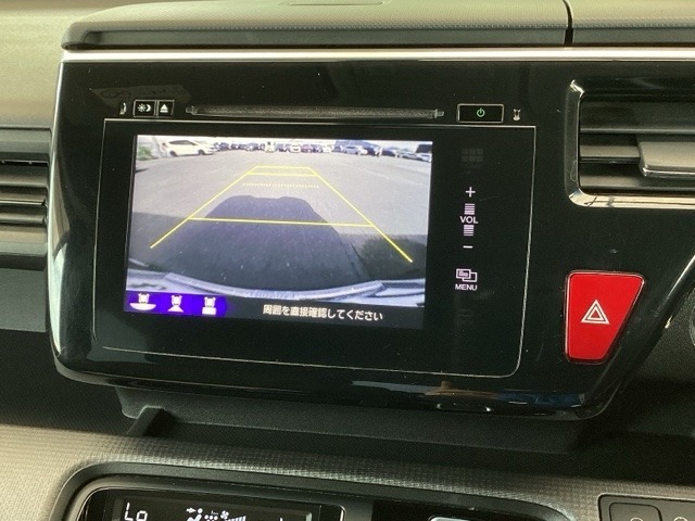 バックモニターにガイド線表示付きなので車庫入れも安心【カメラアングルは3パターンから選べます】知らない道でも安心して楽しくお出かけができます。