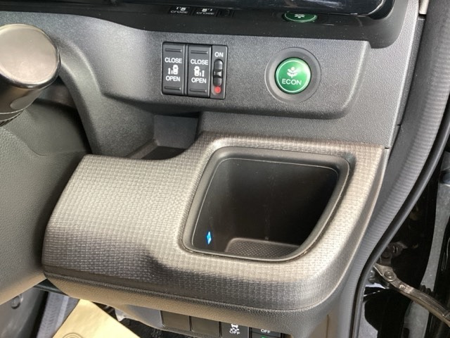 パワースライドドアの開閉はスマートキーのリモコンやドアノブは勿論、運転席側のスイッチ操作でも開閉ができ、安全・簡単です。
