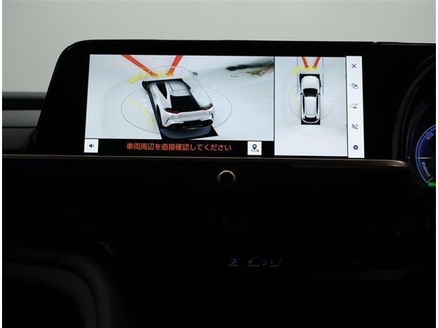 サイドクリアランスビュー表示中に、旋回時の運転操作に合わせて自動で車両を斜め後方から見たような映像を表示。