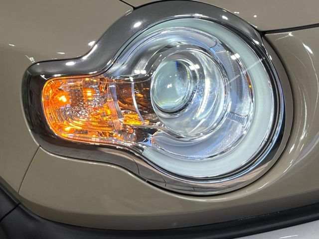 【LEDヘッドライト】悪天候や夜間走行時も良好な視界を確保し安心して運転できる高輝度LEDヘッドライトを装備！点灯速度が早く、消費電力も抑えられています。