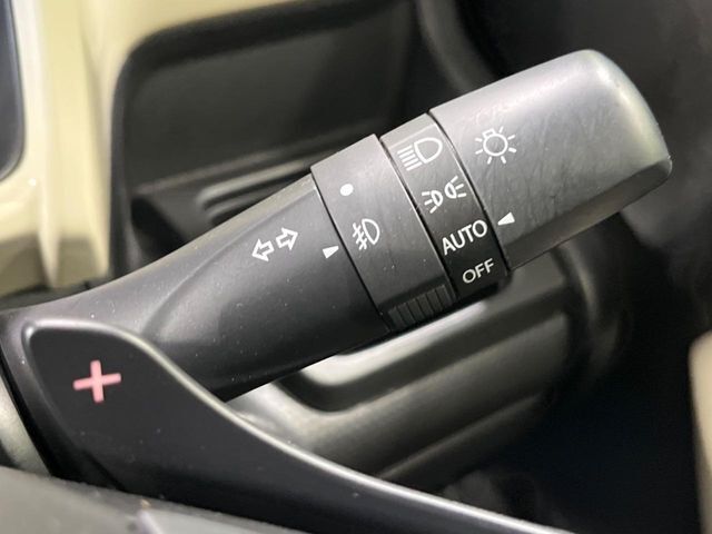 【オートライト】周りの明るさに応じて自動でヘッドライトの点灯・消灯ができる機能です！ライトの付け忘れ・消し忘れなどが無くなり、雨の日や夕方の走行も安心！トンネル通過時も便利ですね♪