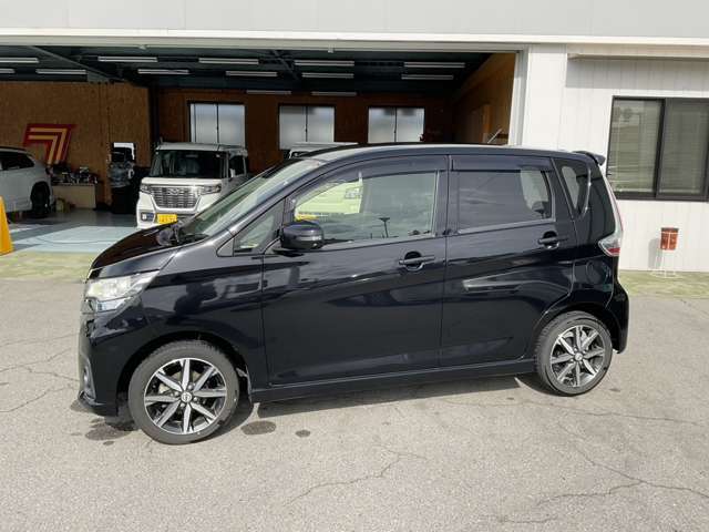 屋外展示場には常時20台展示中！良質なものを安くご提供いたします。まずはご来店ください。