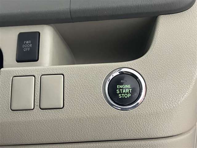 スマートキーを携帯していればキーを取り出さずにドアを施錠＆解錠。クルマの始動も可能です。