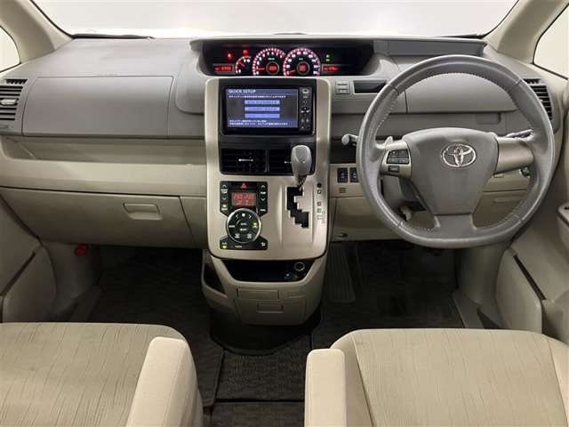 スタイリッシュなデザインのインパネ。各操作スイッチは使いやすい位置に配置されてます。