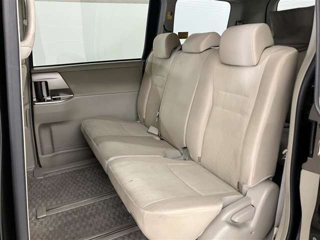 両側パワースライドドア付きだから、狭い駐車スペースなどでの 乗り降りラクラク！小さなお子さまのいるご家庭には嬉しい装備。