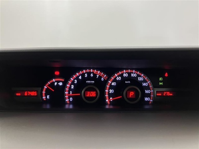 とっても見やすいメーターです。夜間時はラグジュアリーな気分にさせてくれる照明が魅力ですので、夜のドライブも楽しみになりますよ♪