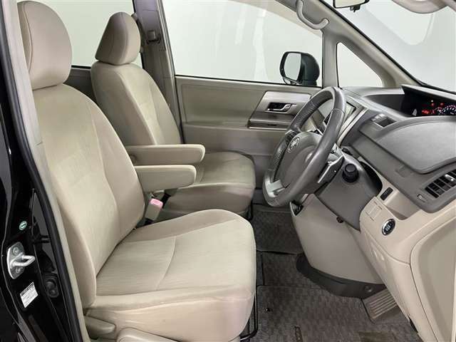 見通しのよいすっきりとした視界で、誰でも運転しやすいです。運転のしやすさは疲れにくさにも繋がりますよ♪