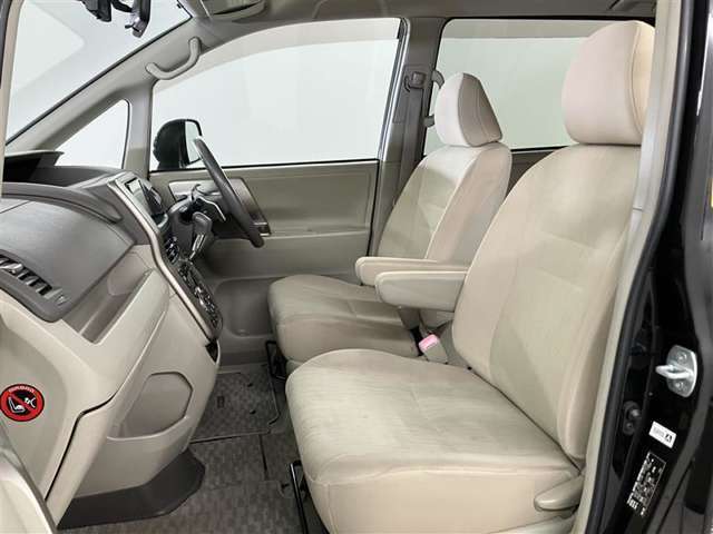 高いホールド性で運転姿勢が安定します。長距離ドライブでも疲れにくいのが魅力です。快適なドライビングライフをお送りください♪