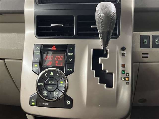 左右独立温度コントロールフルオートエアコンです。運転席、助手席それぞれで独立して温度設定ができます。冷え性の方が乗っても安心ですね♪