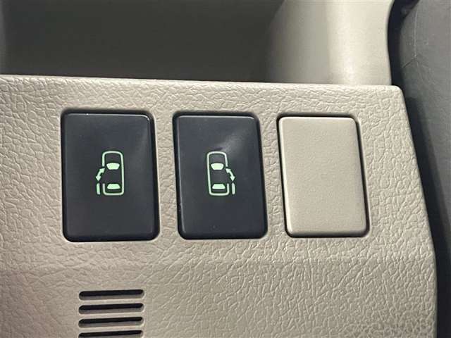 両側電動スライドドアのスイッチ付です。車内からもスイッチひとつで楽にドアの開閉が可能です。電動なので開閉時に力を使う必要がなく、半ドアになることもありません！