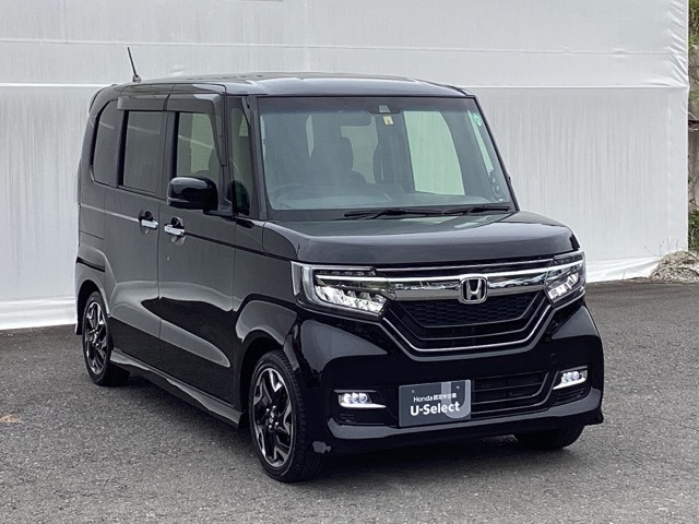 LEDヘッドライトを装備しています。LEDヘッドライトはとても明るく、雨の日や夜間走行も安全・安心です。オートライトコントロール付きで周囲の明るさに応じて自動で点灯・消灯します。