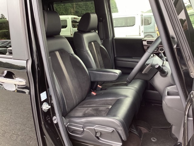 フロントは助手席と繋がったベンチシートです運転席/助手席シートヒーターで寒い日もすぐに温かくなり快適に過ごせます。2段階の温度調整が可能です。