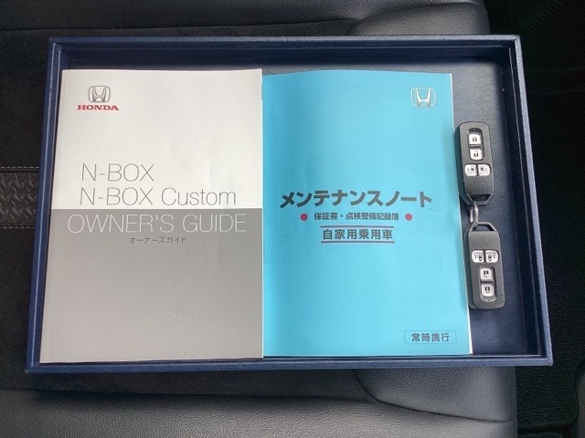 メンテナンスノート【整備記録簿】、取説も揃ってます。スマートキーはバッグなどにしまったままボタン操作でエンジンの始動・停止ができて大変便利です。