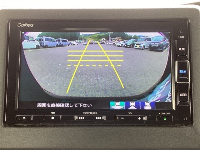 3ビュー切り替えやガイド線表示のバックカメラで、バックでの車庫入れも安心です。