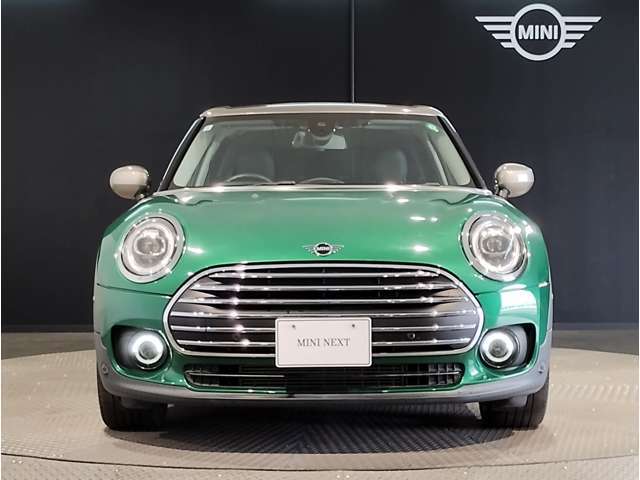MINIのフロントグリルのデザインはイギリスで生まれた当初から、シルバーのサイドバーが折り重なった伝統的なデザインで御座います。その伝統はBMWのお車になってからでも少しずつ形を変えて守られております