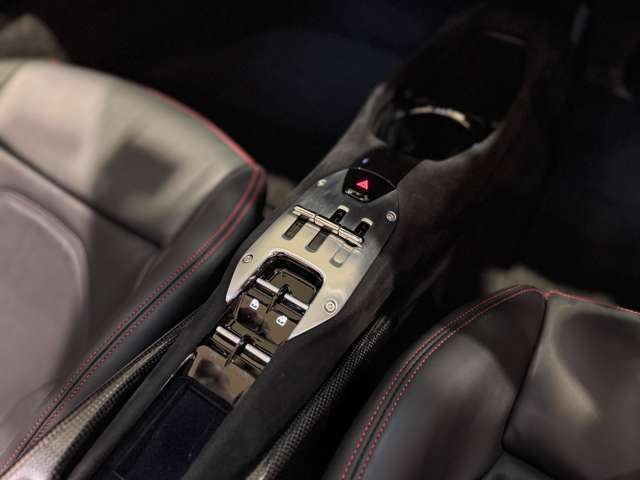 トランスミッション:8速F1DCT【従来の7速F1DCTと比較してより迅速かつスムーズな変速をご体感いただけます。】