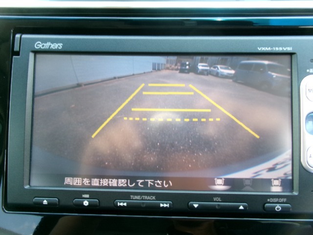 後退時に車両の後ろ側をモニター画面に表示します。車庫入れが苦手な人もこれで安心♪