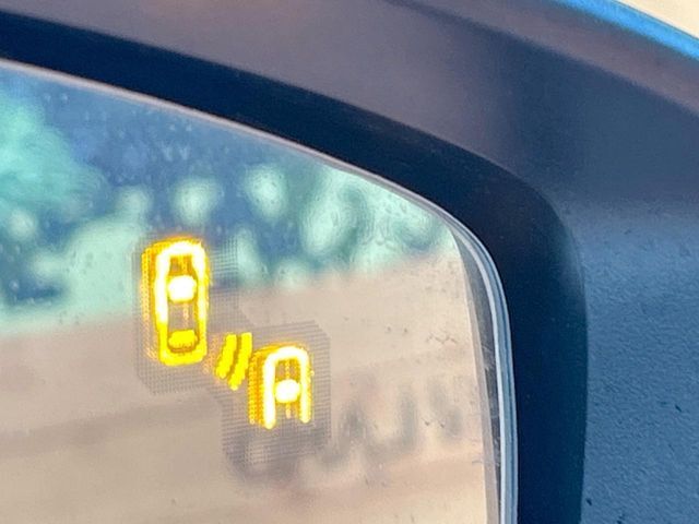 【ブラインドスポットモニタリング】走行中、ドアミラーの死角になりやすい箇所に後続車が接近するとサイドミラー付近に警告を表示、ドライバーに注意喚起をしてくれます。
