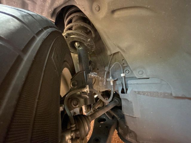 お車を安心してお乗りいただく為には、足回りの定期点検が欠かせません。サービスサポート（有償保証）では無料点検もご提供しており、安心のカーライフをお過ごしいただけるサポート体制が整っています。