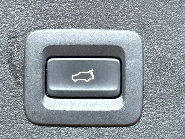 【パワーバックドア】スマートキーや運転席のボタンを押すだけでリアゲートが自動で開閉します！荷物を持っている時や、高い位置にあるバックドアを閉める際に便利な機能です♪
