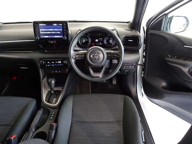 革巻きステアリングで快適な操作性の運転席です。