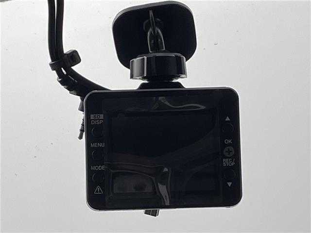 【ドライブレコーダー】映像・音声などの運転中の記録を残します。事故などを起こした起こされた時の証拠になりえますので、もしも時でも安心ですね。