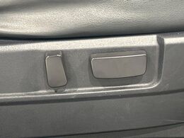 【パワーシート】スイッチ一つで簡単にシートの微調整が可能！電動だから力もいりません！快適なシートポジションにセットして、快適なドライブをお楽しみください。