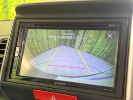 【バックカメラ】駐車時に後方がリアルタイム映像で確認できます。大型商業施設や立体駐車場での駐車時や、夜間のバック時に大活躍！運転スキルに関わらず、今や必須となった装備のひとつです！