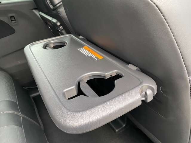 後席用のドリンクホルダー付き折りたたみ式のパーソナルテーブルが付いてます。
