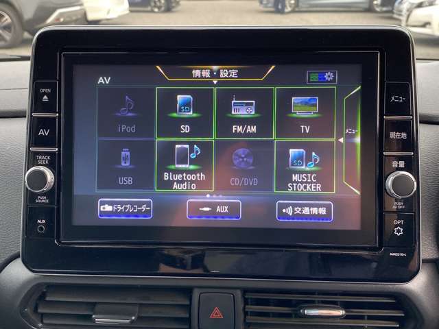 日産純正ナビゲーションには、フルセグTV・CD再生・DVD再生・ブルートゥースオーディオなど様々なソース機能が付いています。是非、お気に入りの音楽で楽しい運転の時間をお過ごし下さい。