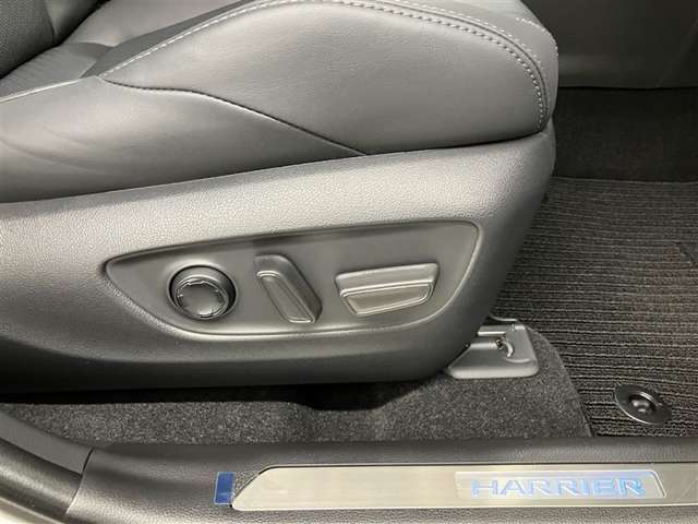 パワーシート搭載。微妙な調整が手軽にでき、最適なポジションで運転することが可能です。