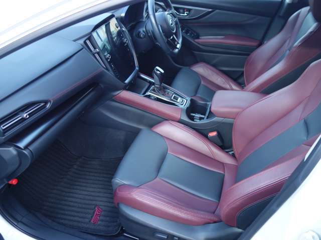 ★革シートは冬にうれしいシートヒーター付（フロント両席）★お尻がぽかぽか！エアコンが利く前に乗り込むことが多いドライバーの身体を素早く暖めてくれます！