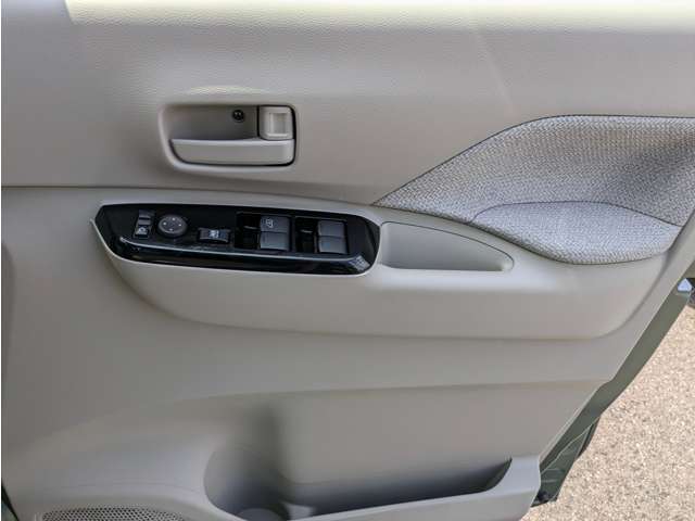 ☆ご納車前準備☆　お客様の安心安全の為にご納車前の準備にも力を入れております！ 整備士と営業が連携して確認しております。中古車は修復歴がないか・内外装の清掃・部品の確認交換をしています