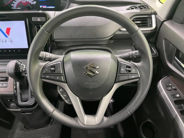 【純正革巻きステアリング】上質な革を使用することで、手にしっかり馴染みとても運転しやすいハンドルです♪