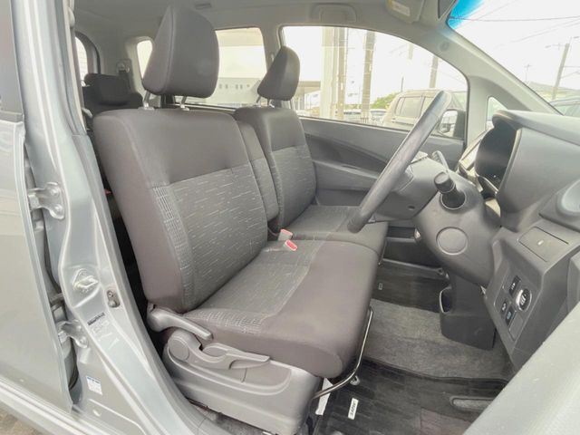 運転席シート廻りは使用感も少なく、良好な状態となっています。前オーナー様が丁寧に使っていたことがよくわかりますね。