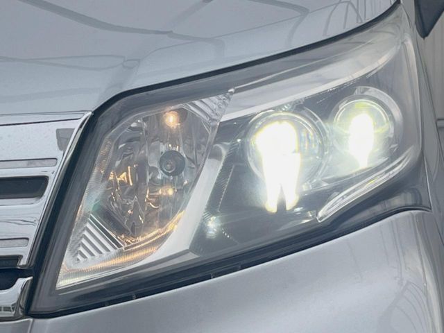【LEDヘッドライト】悪天候や夜間走行時も良好な視界を確保し安心して運転できる高輝度LEDヘッドライトを装備！点灯速度が早く、消費電力も抑えられています。