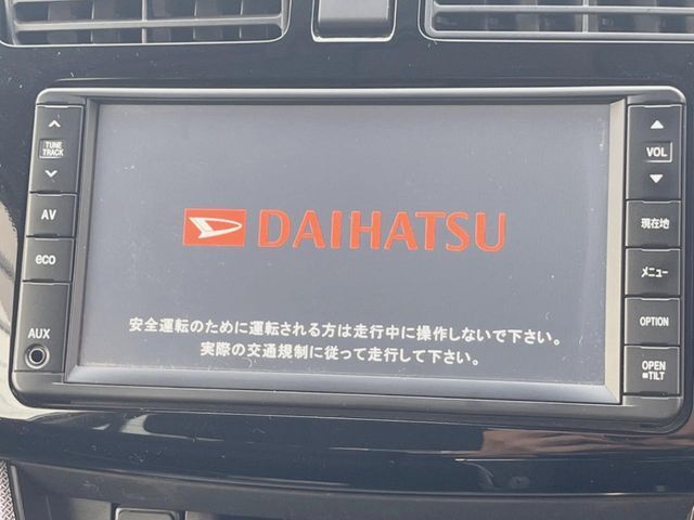 【純正ナビ】人気の純正ナビを装備しております。ナビの使いやすさはもちろん、オーディオ機能も充実！キャンプや旅行はもちろん、通勤や買い物など普段のドライブも楽しくなるはず♪
