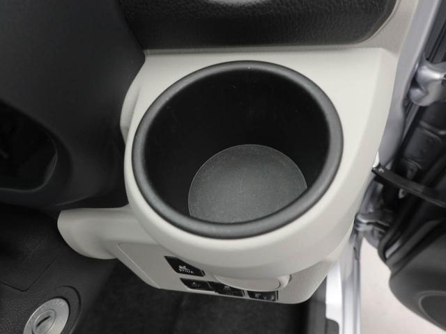 運転席座って手の届く位置にドリンクホルダーあります。