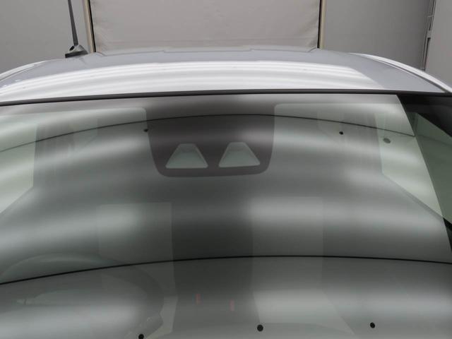 衝突回避支援システムスマートアシストIIIを装備。フロントガラス上部のステレオカメラで、気づく、止まるをアシストします。