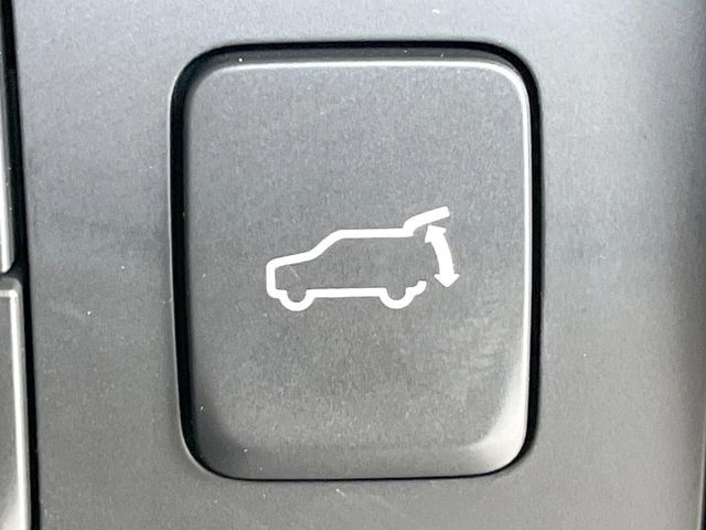 【パワーバックドア】スマートキーや運転席のボタンを押すだけでリアゲートが自動で開閉します！荷物を持っている時や、高い位置にあるバックドアを閉める際に便利な機能です♪