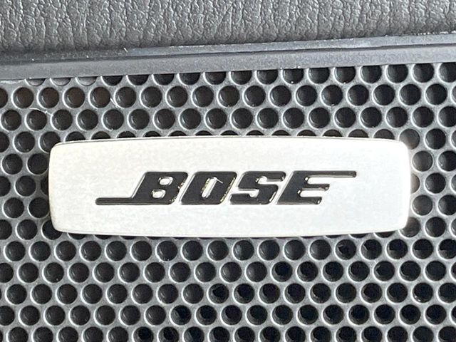 【BOSEサウンドシステム】メーカーオプションの高品位サウンドシステムを搭載。専用のチューニングが施された大小様々なスピーカーから良質なサウンドが奏でられ、臨場感あふれる音響空間を演出します。
