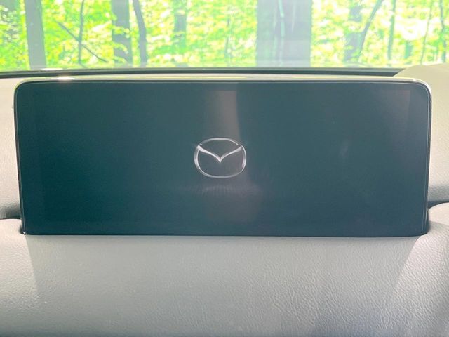 【10.25インチマツダコネクト】車内の雰囲気にマッチした大型ディスプレイ。スマホ接続でのナビ使用やBluetooth再生等、様々な機能が楽しめます。直感的なダイヤル操作が可能で、使い勝手も良好です。