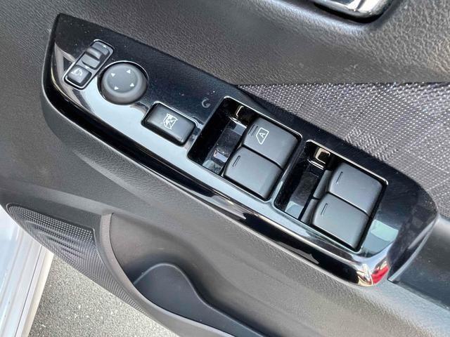 パワーウィンドウのスイッチですよ。運転席に居ながら窓を開け閉めのコントロールできますよ。