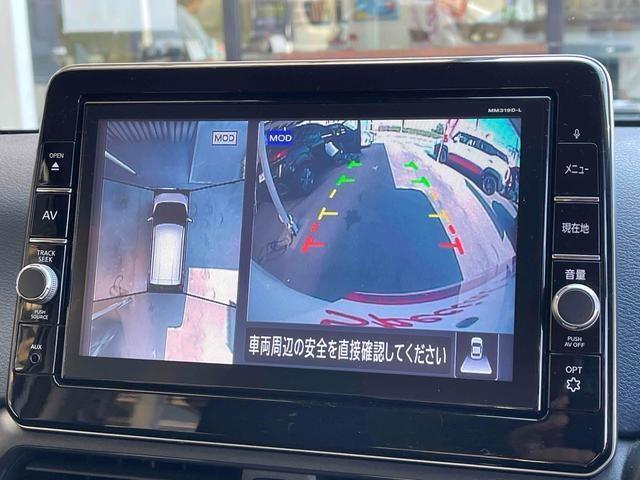 【全方位型モニター】クルマを上空から見下ろしているかのように、直感的に周囲の状況を把握できる全方位型モニター。狭い場所での駐車でも周囲が映像で確認できます。