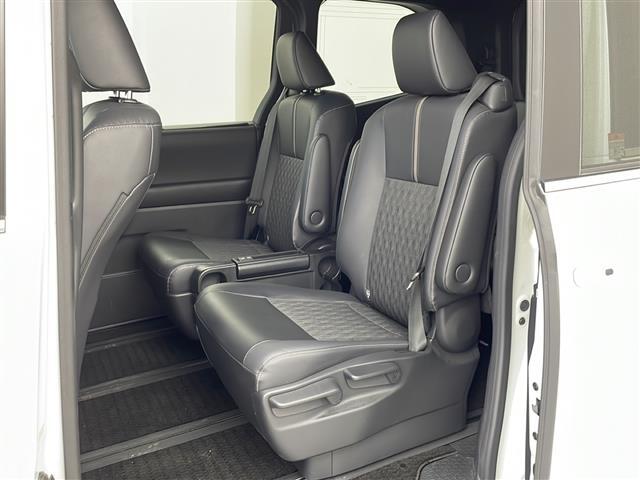 【運転席】座り心地が良いシートなので長時間の運転でも快適にお過ごしいただけます。新品のフロアマットのご注文も可能です。掲載箇所以外にご希望の写真がございましたらお気軽にお問い合わせ下さい。