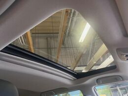 【サンルーフ】開放感たっぷりの希少装備、サンルーフが装着されています！車内に明かりを取り入れたり景色を楽しむ以外にも、車内の空気も簡単に換気できて快適です！