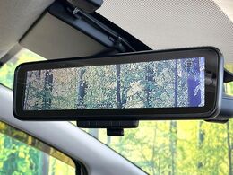 【インテリジェントルームミラー】後席の大きな荷物や同乗者で後方が確認しづらい時でも安心！カメラが撮影した車両後方の映像をルームミラー内に表示。クリアな視界で状況の確認が可能です！